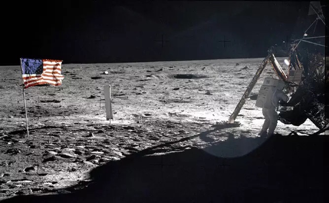 Neil Armstrong ao lado do módulo lunar em 20 de julho de 1969. Na Lua.