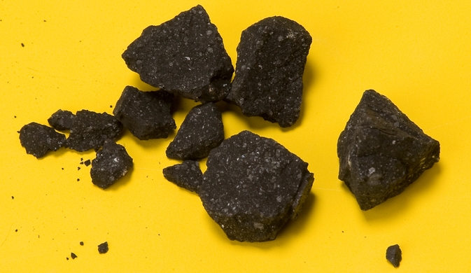 Pedaços do meteorito que caiu na Califórnia em 2012 e foram recuperados pelos cientistas.
