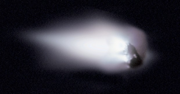 Imagem do núcleo do cometa Halley feita pela sonda europeia Giotto em 1986 (Crédito: ESA)