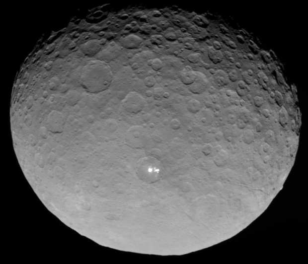 Imagem obtida pela sonda Dawn de Ceres a 13.600 km de altitude. Cada pixel representa 1,3 km. (Crédito: Nasa)