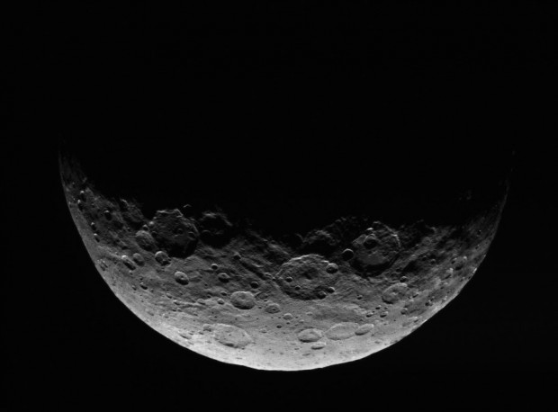 Imagem de Ceres capturada pela Dawn de sua órbita de trabalho, a 13,5 mil km da superfície (Crédito: Nasa)