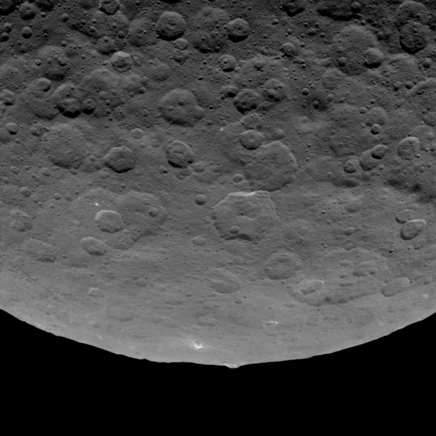 Imagem da sonda Dawn revela montanha de 5 km em Ceres (Crédito: Nasa)