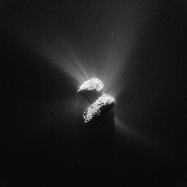 Imagem obtida pela sonda Rosetta no último dia 5 mostra atividade intensa no cometa Churyumov-Gerasimenko. Como será que estão as coisas lá no chão? É o que o Philae irá responder. (Crédito: ESA)