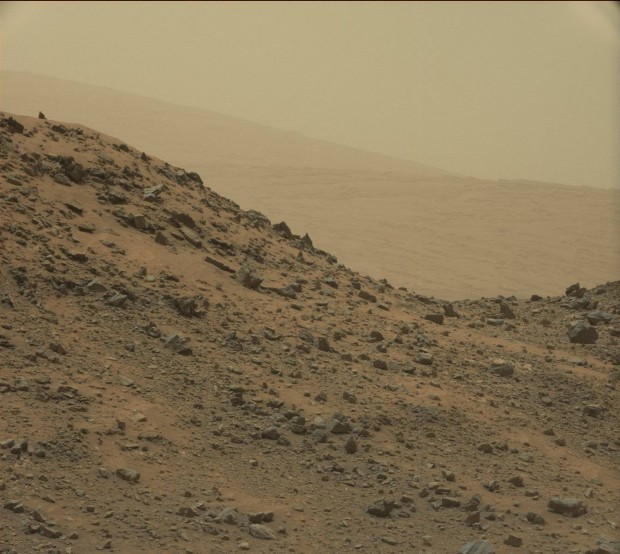 Imagem colhida pelo Curiosity em 7 de maio de 2015. Viu a pirâmide? (Crédito: Nasa)