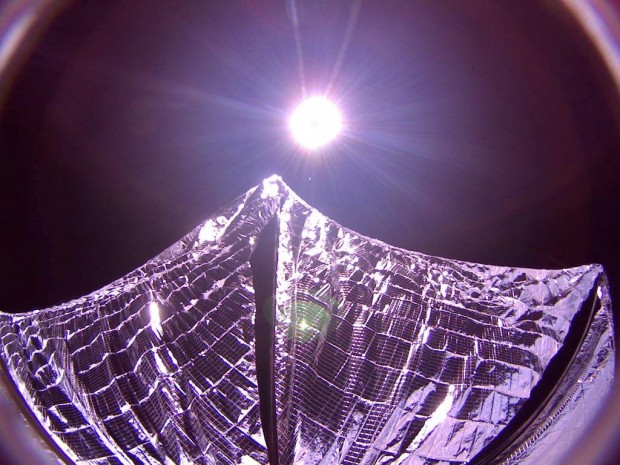 As velas do LightSail abertas no espaço, sob a luz do Sol, em imagem transmitida nesta terça (09). (Crédito: Planetary Society)