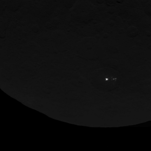 Os pontos brilhantes de Ceres na imagem mais recente da Dawn (Crédito: Nasa)