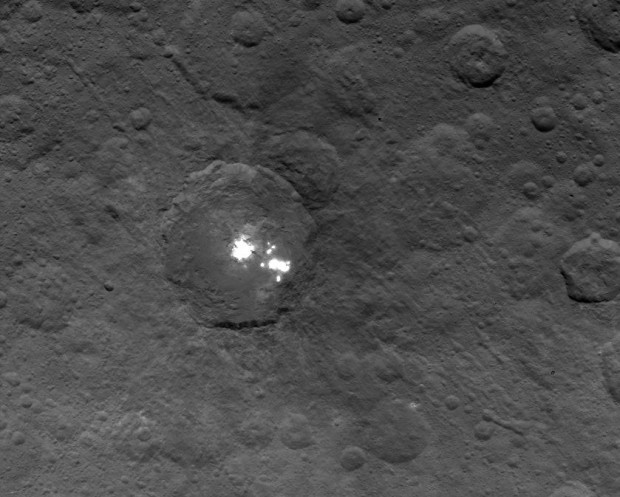 Imagem obtida pela Dawn de Ceres no dia 6 de junho, a 1.440 km de distância