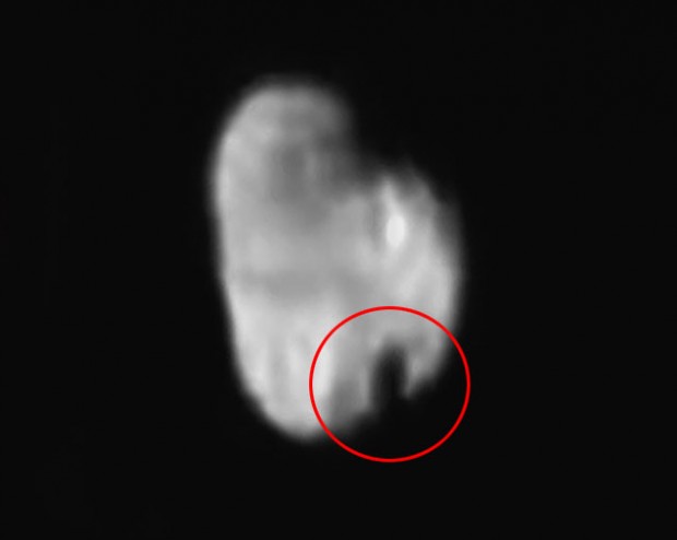 Hidra vista pela New Horizons a 231 mil km de distância. Deram uma dentada na lua? Acho que não... (Crédito: Nasa)