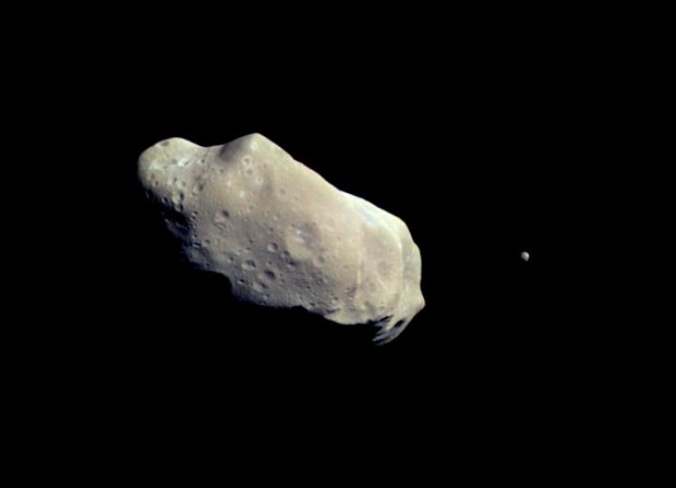 O asteroide Ida e sua lua Dáctilo, em imagem da sonda Galileo (Crédito: Nasa)