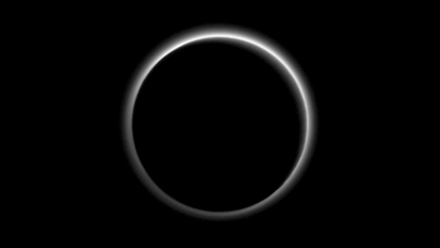 A atmosfera de Plutão, iluminada pelo Sol, que está do outro lado. O poético adeus da New Horizons ao planeta anão. (Crédito: Nasa)