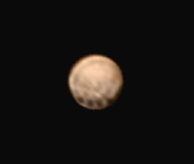 Imagens captadas a cerca de 18 milhões de km de Plutão pela sonda New Horizons. Que que é isso, hein? (Crédito: Nasa)