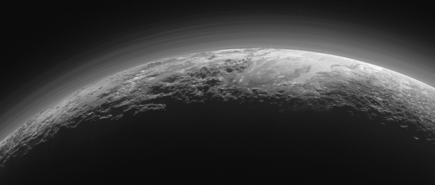 As brumas de Plutão, sobre um solo acidentado e geologicamente rico. Uau. (Crédito: Nasa)