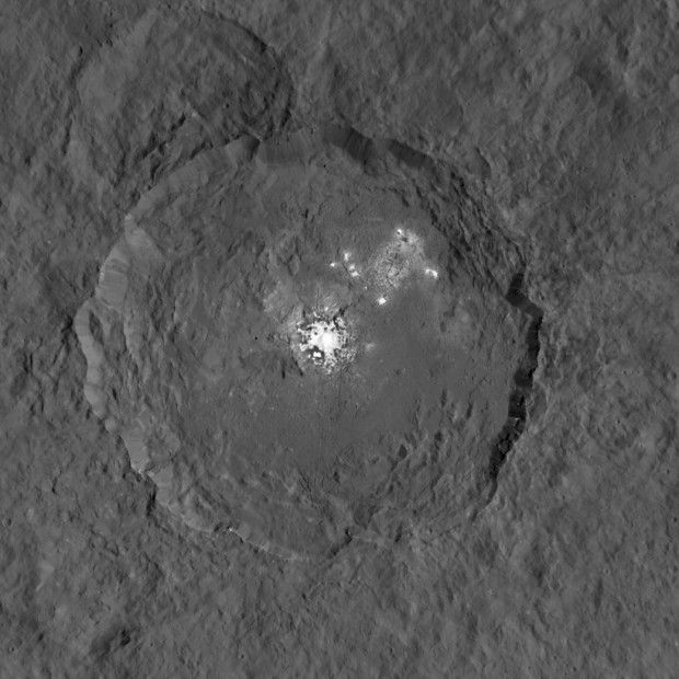 Produto combinado de duas imagens da Dawn, uma de baixa exposição e outra de alta exposição, para revelar os detalhes dos pontos brilhantes em Ceres. (Crédito: Nasa)