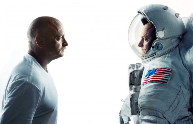 Mark Kelly e seu irmão Scott; os dois são astronautas e um deles está passando um ano na Estação Espacial Internacional, basicamente para ver o que acontece. (Crédito: Nasa)