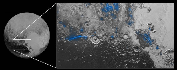 Regiões marcadas em azul indicam a presença de gelo de água exposto na superfície. (Crédito: Nasa)