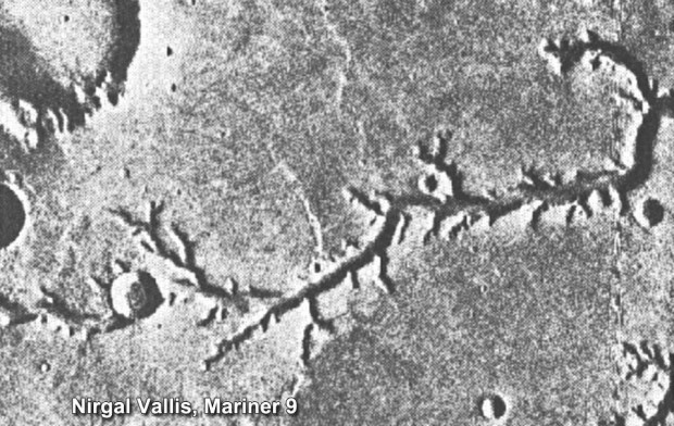 Já á missão orbital Mariner-9 contou uma outra história, com coisas como essa na superfície marciana (Crédito: Nasa)