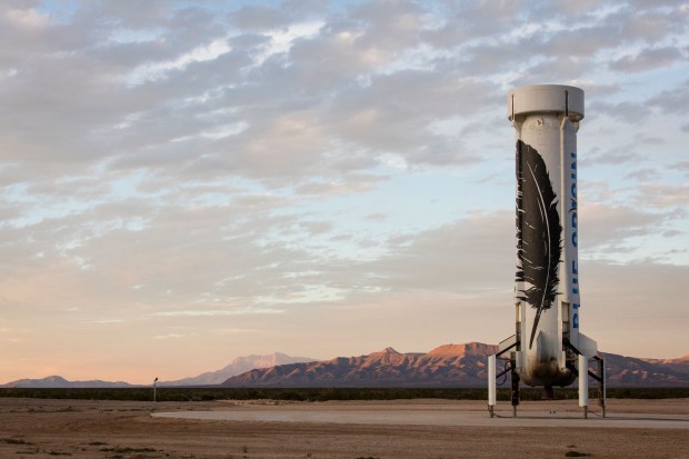 O foguete New Shepard, após o pouso histórico realizado na segunda-feira, no Texas. (Crédito: Blue Origins)