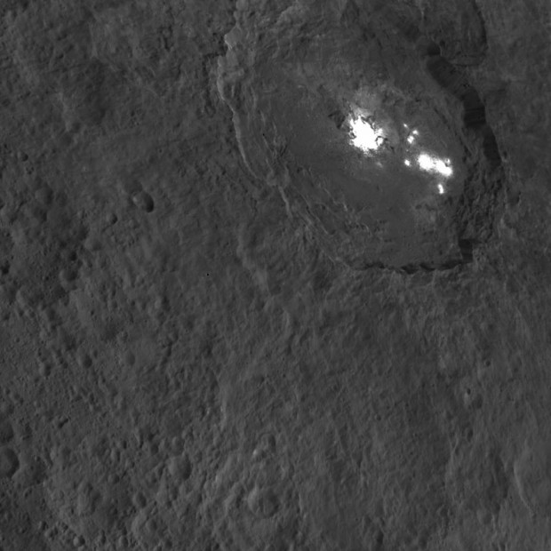 Os misteriosos pontos brilhantes de Ceres, na cratera Occator, em nova imagem da Dawn (Crédito: Nasa)