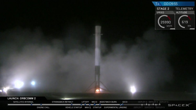 Primeiro estágio do Falcon-9 pousa na Flórida no fim da noite desta segunda (21), após lançar 11 satélites ao espaço. (Crédito: SpaceX)