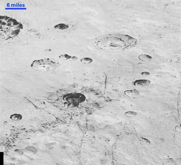 Terreno esburacado ao norte da Sputnik Planum, com crateras de vários tamanhos. (Crédito: Nasa)