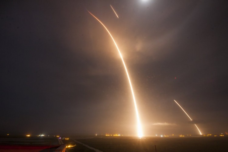 Fotografia com exposição contínua mostra a queima do Falcon 9 na subida e os disparos do motor para o pouso bem-sucedido (Crédito: SpaceX)