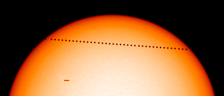 Sequência de imagens mostra um trânsito de Mercúrio por sobre o disco solar (Crédito: Nasa)