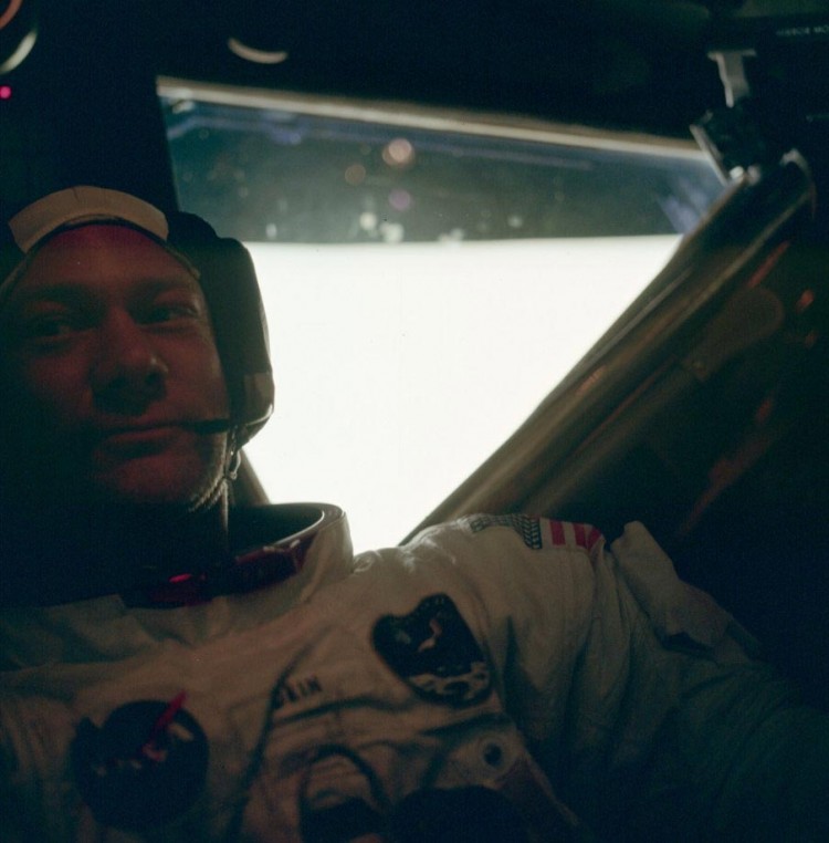 Buzz Aldrin dentro do módulo lunar da Apollo 11, em 21 de julho de 1969, após a histórica caminhada pela Lua. (Crédito: Nasa)