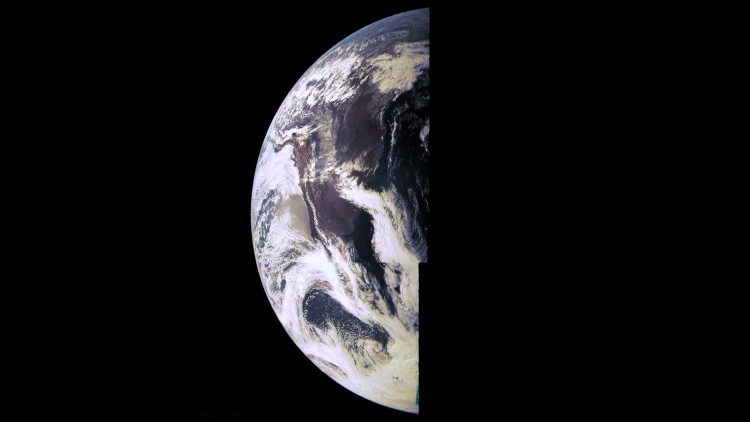 Imagem da Terra feita pela JunoCam durante o sobrevoo de 2013 (Crédito: Nasa)