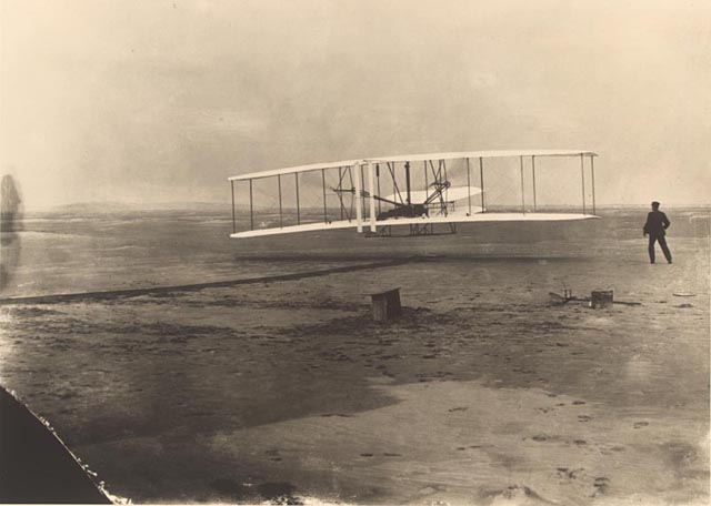 Primeiro voo motorizado dos irmãos Wright, em 17 de dezembro de 1903 (Crédito: LOC)