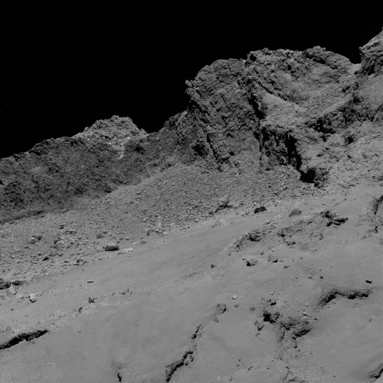 A superfície do cometa vista pela câmera OSIRIS, da Rosetta, durante a descida, a 16 km de altitude. (Crédito: ESA)