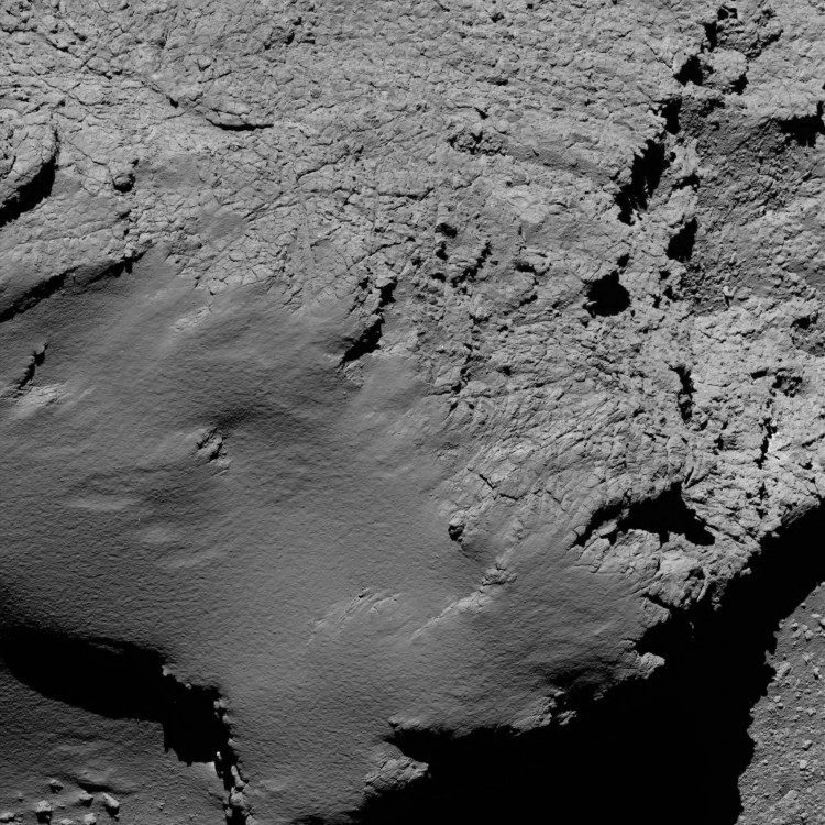 O cometa a 8,9 km, em imagem da OSIRIS recebida às 3h53 (Crédito: ESA)