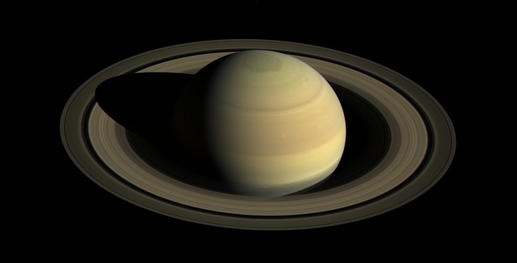 Imagem da Cassini revela detalhes do planeta Saturno. Sonda chegou ao planeta dos anéis em 2004. (Crédito: Nasa)