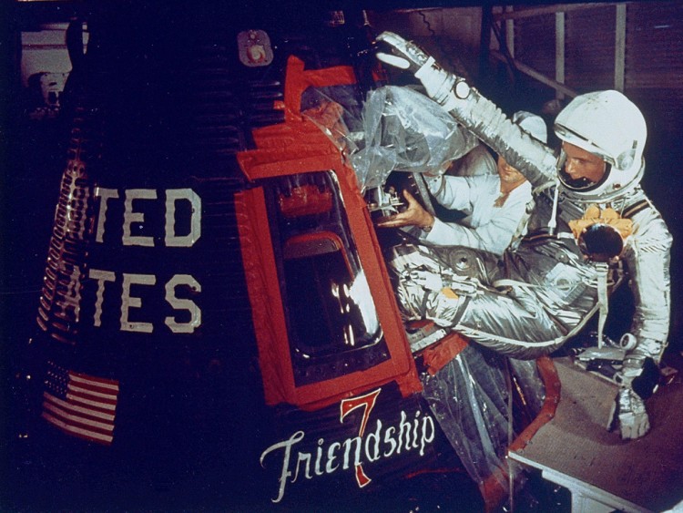 John Glenn embarcando na cápsula Friendship 7, em 1962 (Crédito: Nasa)