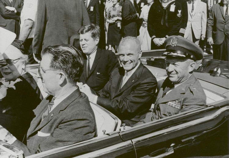 Glenn desfila em carro aberto ao lado de John Kennedy após o voo orbital bem-sucedido em 1962 (Crédito: Nasa)