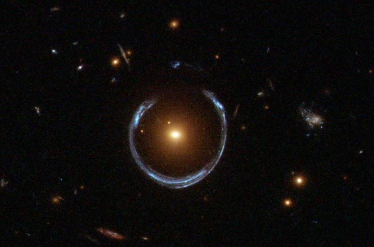 Lente gravitacional registrada pelo Hubble produz um anel de Einstein. Ou seria um anel de Verlinde? (Crédito: Nasa/ESA)