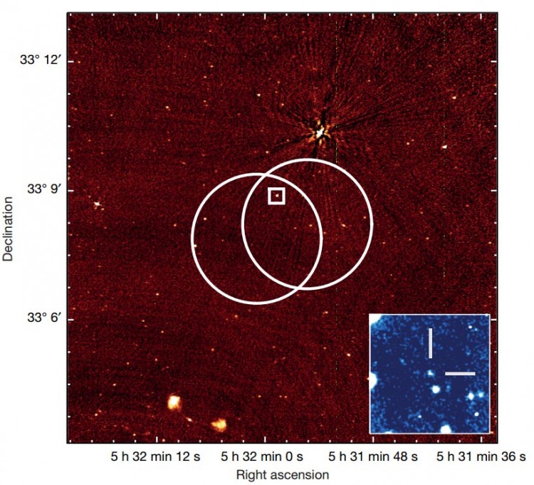 Imagem da fonte FRB 121102. Os círculos indicam a margem de erro na localização pelo radiotelescópio Arecibo, e o recorte indica a observação do VLA (Crédito: Chatterjee et al., Nature)