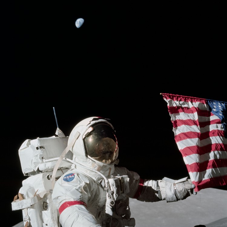 Gene Cernan com a bandeira americana na superfície da Lua, em 1972. (Crédito: Nasa)